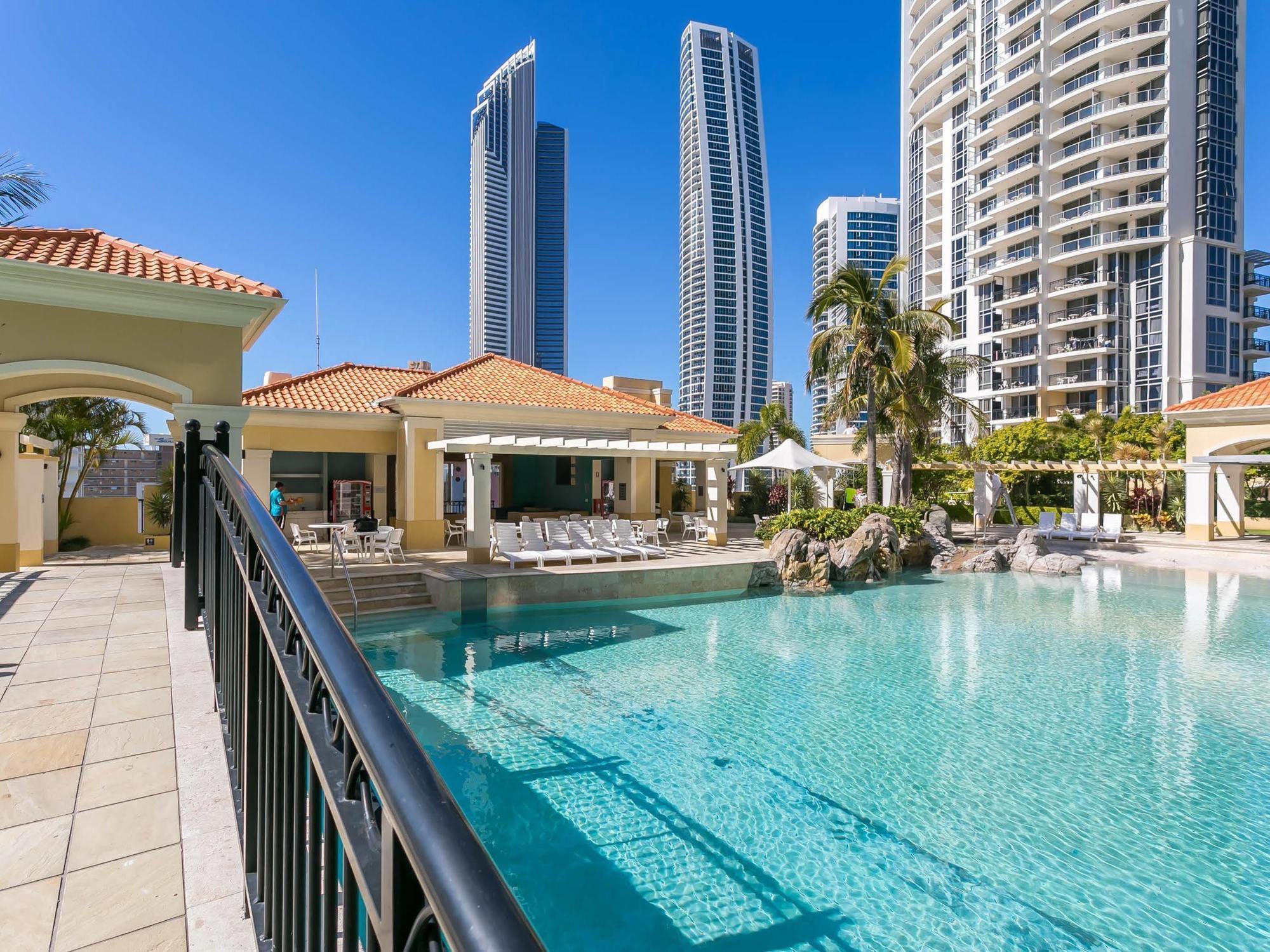 Mantra Towers Of Chevron Aparthotel Surfers Paradise Exterior photo